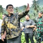 Gubernur Yulius saat meninjau lokasi rencana pembangunan Universitas Islam di Kabupaen Bolaang Mongondouw. (foto: Istimewa)