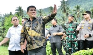 Gubernur Yulius saat meninjau lokasi rencana pembangunan Universitas Islam di Kabupaen Bolaang Mongondouw. (foto: Istimewa)