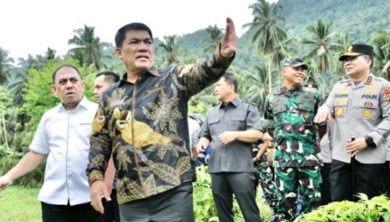 Gubernur Yulius saat meninjau lokasi rencana pembangunan Universitas Islam di Kabupaen Bolaang Mongondouw. (foto: Istimewa)
