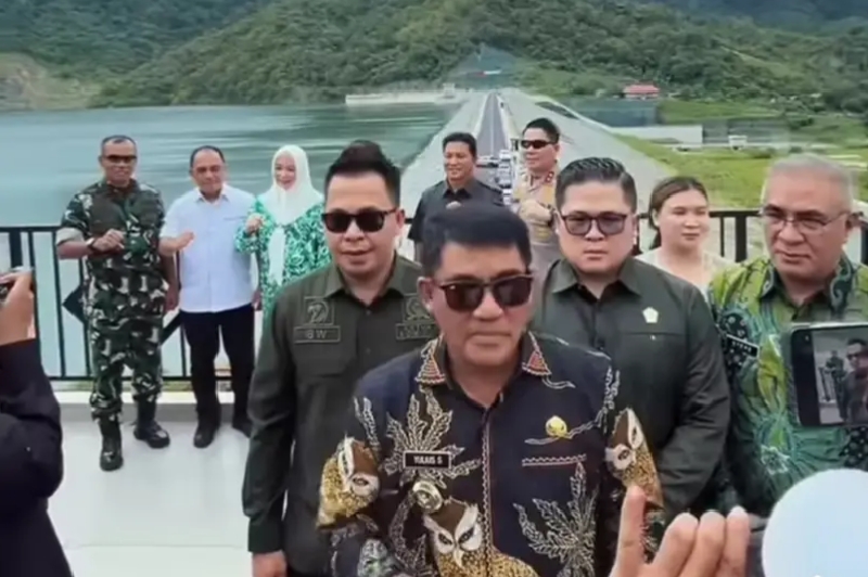Gubernur Yulius saat berkunjung di Kabupaten Bolaang Mongondow, (foto : ist)