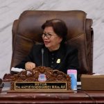 Ketua DPRD Manado Aaltje Dondokambey saat memimpin rapat paripurna LKPJ Walikota Manado