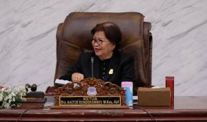Ketua DPRD Manado Aaltje Dondokambey saat memimpin rapat paripurna LKPJ Walikota Manado