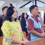 Gubernur Yulius Selvanus bersama istri saat ibadah bersama di GMIM Petra Sario Tumpaan, (foto : ist)