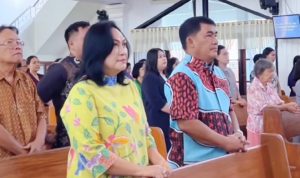 Gubernur Yulius Selvanus bersama istri saat ibadah bersama di GMIM Petra Sario Tumpaan, (foto : ist)