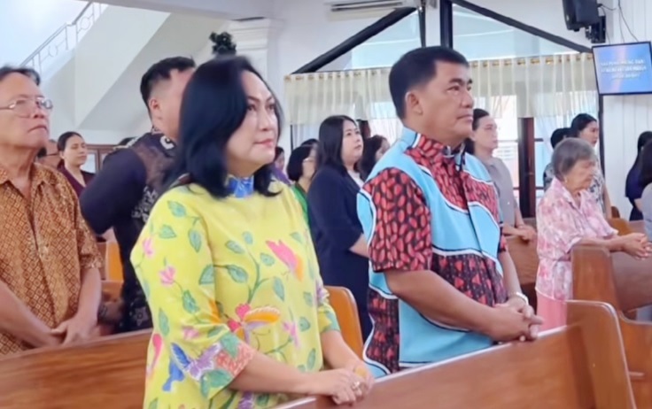 Gubernur Yulius Selvanus bersama istri saat ibadah bersama di GMIM Petra Sario Tumpaan, (foto : ist)