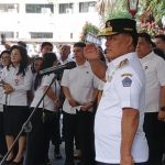 Gubernur YSK saat menyambut parade defile para OPD (foto : alternatif)