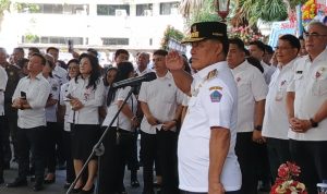 Gubernur YSK saat menyambut parade defile para OPD (foto : alternatif)