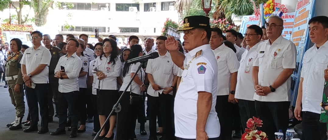 Gubernur YSK saat menyambut parade defile para OPD (foto : alternatif)