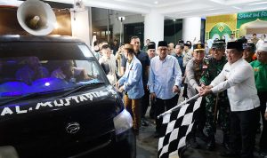 Gubernur Yulius Selvanus saat melepas pawai malam Takbiran di Halaman Kantor Gubernur Sulut, Minggu (30/3/2025). (foto : hps)