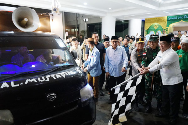 Gubernur Yulius Selvanus saat melepas pawai malam Takbiran di Halaman Kantor Gubernur Sulut, Minggu (30/3/2025). (foto : hps)