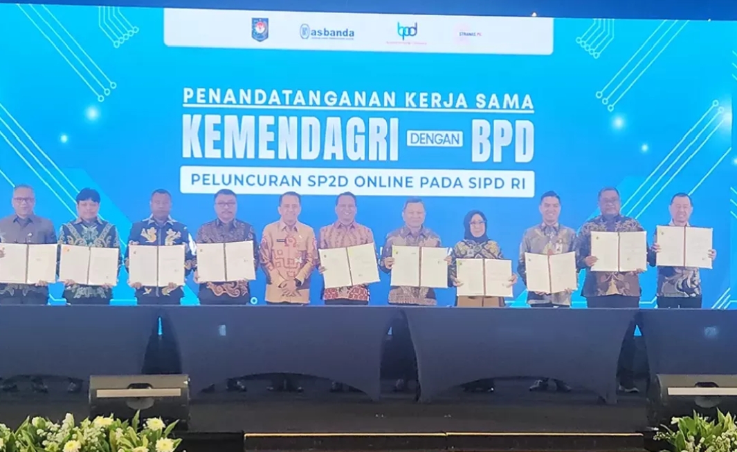 Direktur Utama Bank SulutGo, Revino Pepah, mewakili salah satu BPD yang ikut serta, secara langsung menandatangani PKS bersama 24 pimpinan BPD lainnya dari berbagai daerah di Indonesia. (foto : istimewa)
