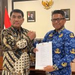 Tahlis Galang saat menerima Surat Keputusan (SK) di ruang kerja Gubernur, Wisma Negara Bumi Beringin Manado, Kamis (17/4/2025) malam.