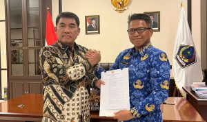 Tahlis Galang saat menerima Surat Keputusan (SK) di ruang kerja Gubernur, Wisma Negara Bumi Beringin Manado, Kamis (17/4/2025) malam.