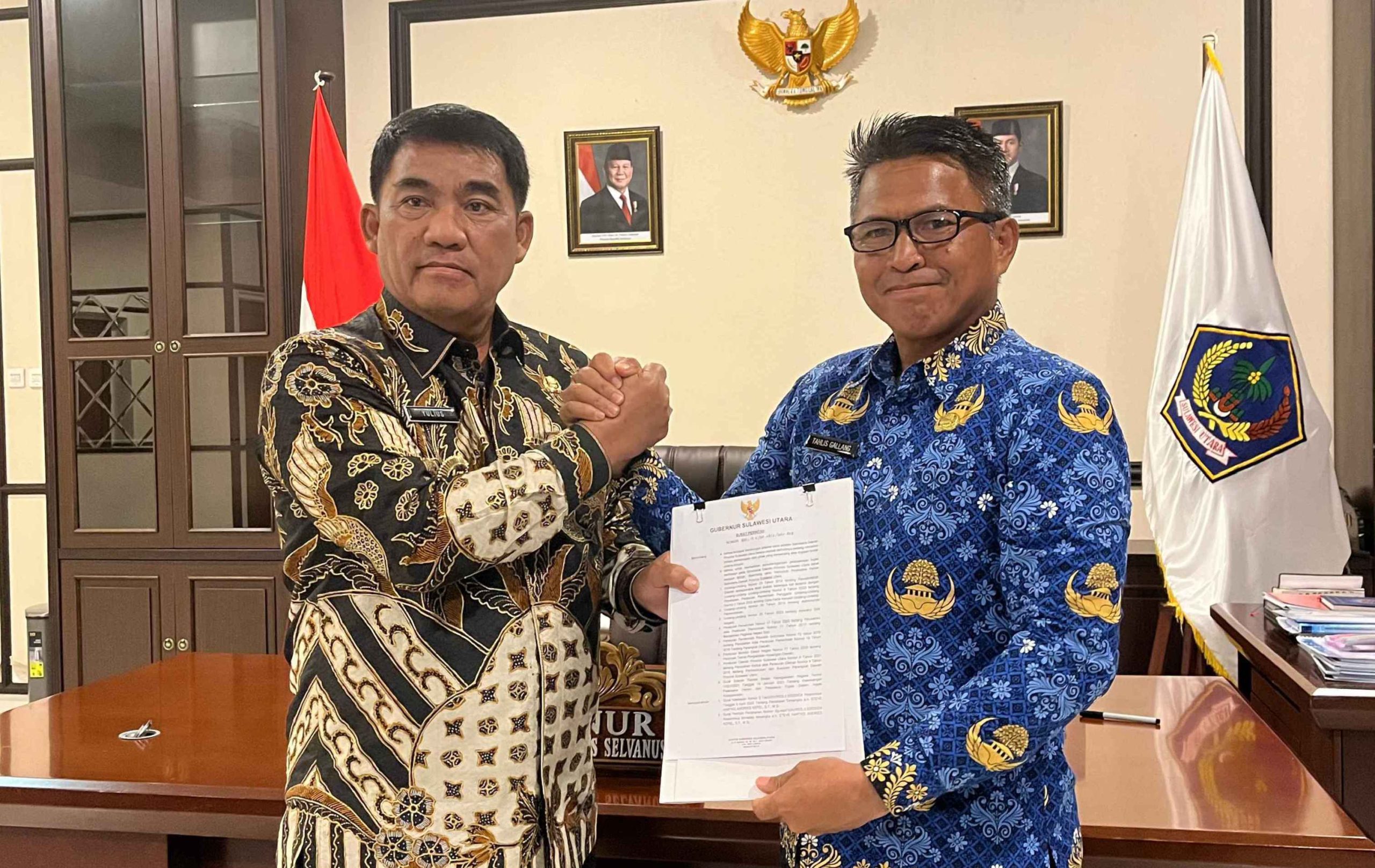 Tahlis Galang saat menerima Surat Keputusan (SK) di ruang kerja Gubernur, Wisma Negara Bumi Beringin Manado, Kamis (17/4/2025) malam.