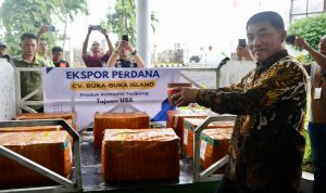 Gubernur Yulius Selvanus saat launching ekspor perdana komoditas teripang CV Buka Buka Island, di VVIP Bandara Sam Ratulangi Manado, Sabtu (19/4/2025).