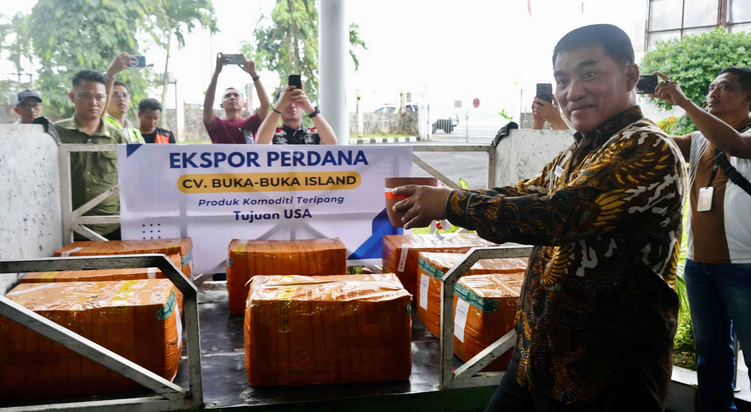 Gubernur Yulius Selvanus saat launching ekspor perdana komoditas teripang CV Buka Buka Island, di VVIP Bandara Sam Ratulangi Manado, Sabtu (19/4/2025).