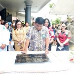 Gubernur Sulawesi Utara Yulius Selvanus saat menandatangani prasasti peresmian Pastori dan Konsistori Jemaat GMIM Eben Haezer Panasen, Kecamatan Kakas Barat, Minggu (27/04). Foto: Istimewa