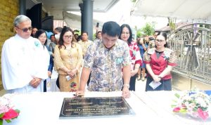 Gubernur Sulawesi Utara Yulius Selvanus saat menandatangani prasasti peresmian Pastori dan Konsistori Jemaat GMIM Eben Haezer Panasen, Kecamatan Kakas Barat, Minggu (27/04). Foto: Istimewa