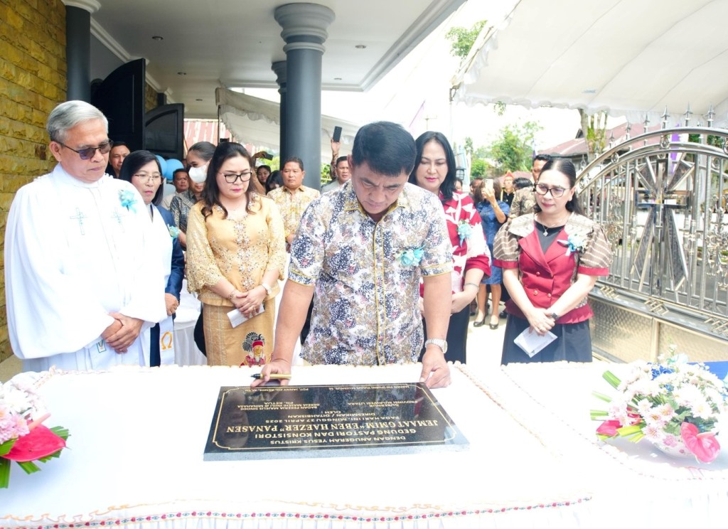 Gubernur Sulawesi Utara Yulius Selvanus saat menandatangani prasasti peresmian Pastori dan Konsistori Jemaat GMIM Eben Haezer Panasen, Kecamatan Kakas Barat, Minggu (27/04). Foto: Istimewa