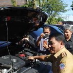 Gubernur Yulius saat memeriksa kendaraan dinas milik Pemprov Sulut. (foto : mediaalternatif)