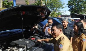 Gubernur Yulius saat memeriksa kendaraan dinas milik Pemprov Sulut. (foto : mediaalternatif)
