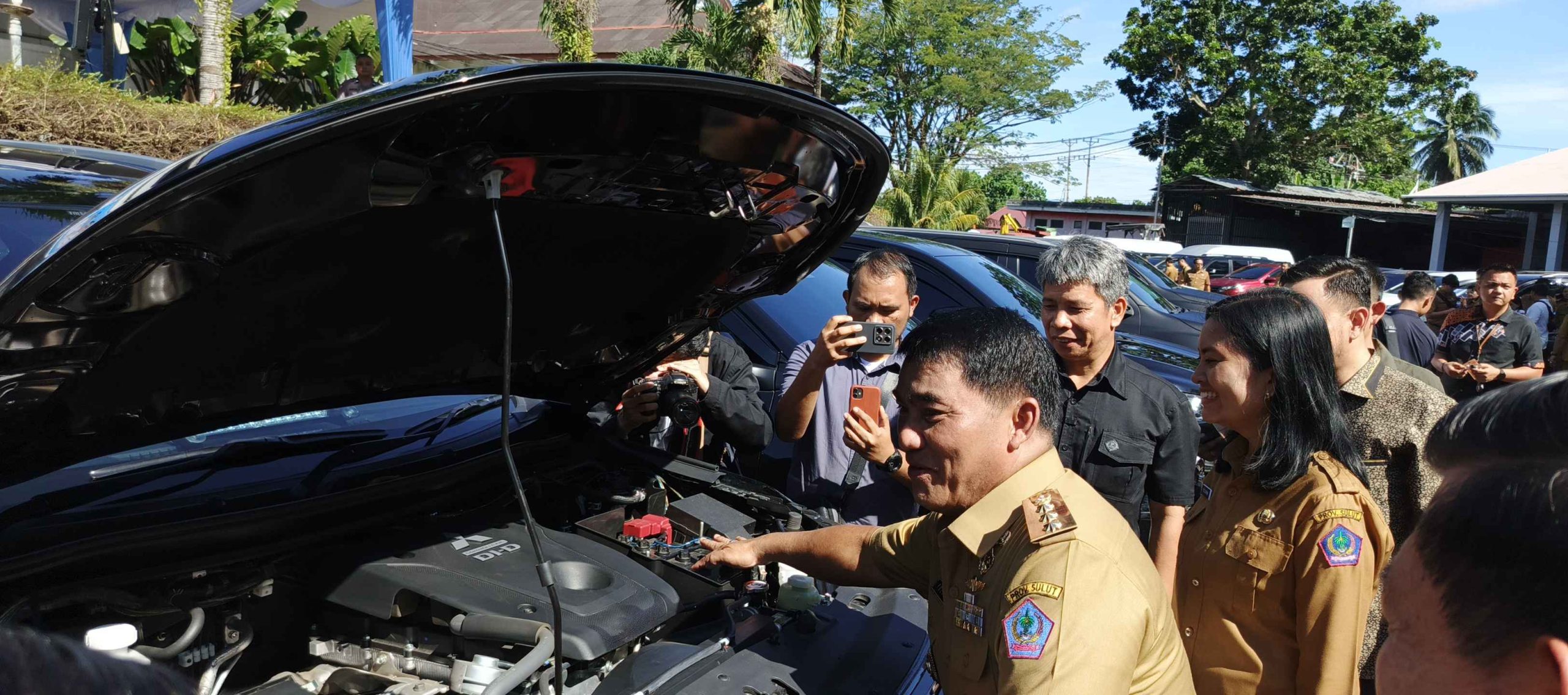 Gubernur Yulius saat memeriksa kendaraan dinas milik Pemprov Sulut. (foto : mediaalternatif)