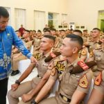 Gubernur Yulius saat memberi motivasi kepada para Taruna Tingkat III Akademi Angkatan Udara