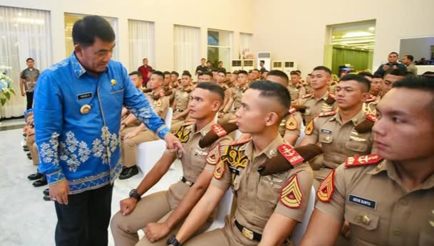 Gubernur Yulius saat memberi motivasi kepada para Taruna Tingkat III Akademi Angkatan Udara