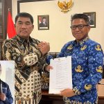 Tahlis Galang saat menerima Surat Keputusan (SK) di ruang kerja Gubernur, Wisma Negara Bumi Beringin Manado, Kamis (17/4/2025) malam. (insert : Benny Rhamdani)