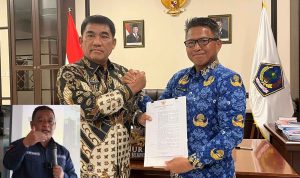 Tahlis Galang saat menerima Surat Keputusan (SK) di ruang kerja Gubernur, Wisma Negara Bumi Beringin Manado, Kamis (17/4/2025) malam. (insert : Benny Rhamdani)