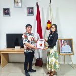 Esther Kalangi saat menerima surat tugas Ketua DPC Gerindra Minsel dari Sekretaris DPD Gerindra Sulut Harvany Boki, Sabtu (10/5/2025)
