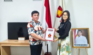Esther Kalangi saat menerima surat tugas Ketua DPC Gerindra Minsel dari Sekretaris DPD Gerindra Sulut Harvany Boki, Sabtu (10/5/2025)