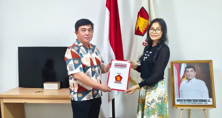 Esther Kalangi saat menerima surat tugas Ketua DPC Gerindra Minsel dari Sekretaris DPD Gerindra Sulut Harvany Boki, Sabtu (10/5/2025)