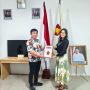 Esther Kalangi saat menerima surat tugas Ketua DPC Gerindra Minsel dari Sekretaris DPD Gerindra Sulut Harvany Boki, Sabtu (10/5/2025)