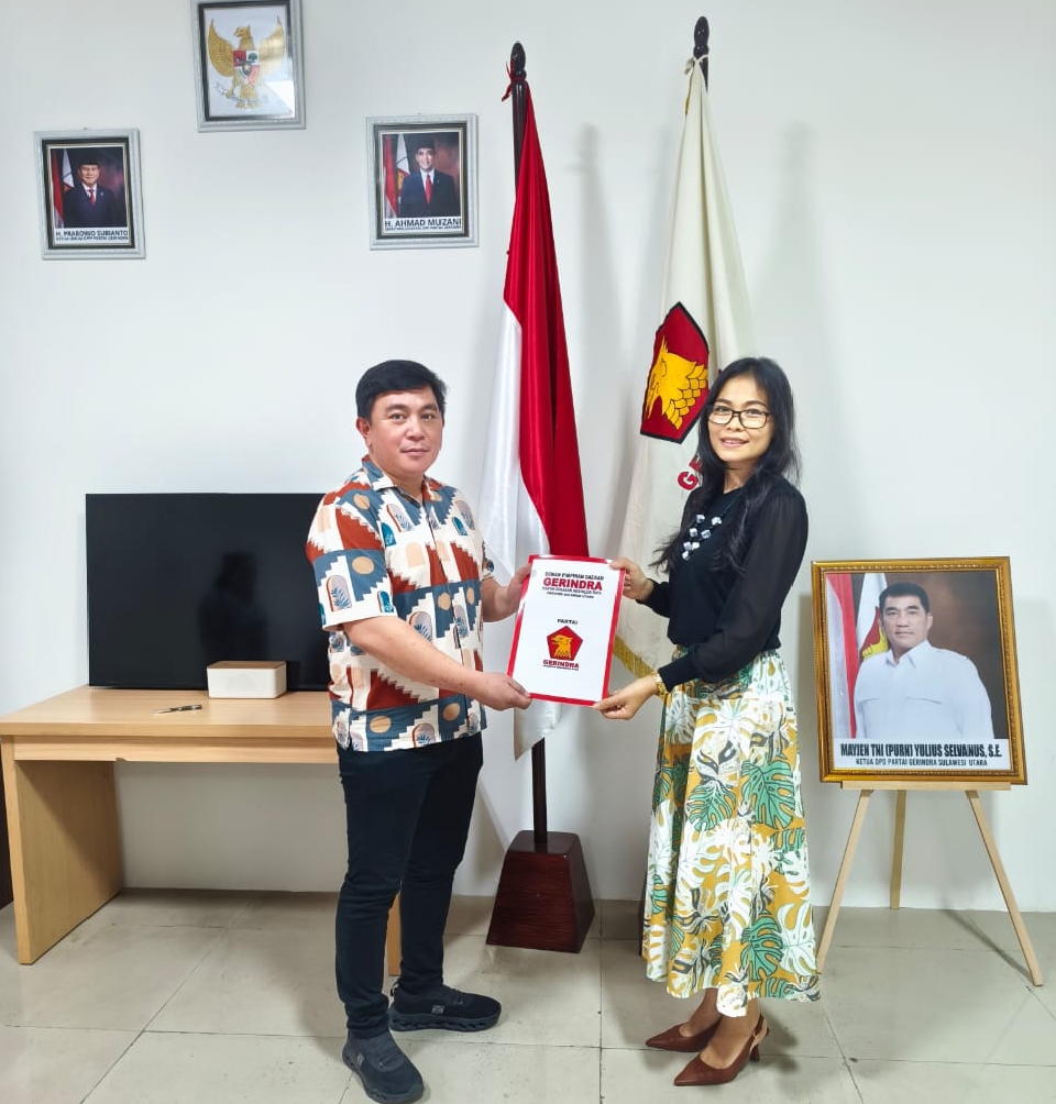 Esther Kalangi saat menerima surat tugas Ketua DPC Gerindra Minsel dari Sekretaris DPD Gerindra Sulut Harvany Boki, Sabtu (10/5/2025)