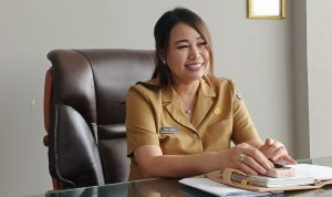 Kadis Pariwisata dr. Kartika Devi Tanos, MARS di ruang kerjanya, (foto : alternatif)