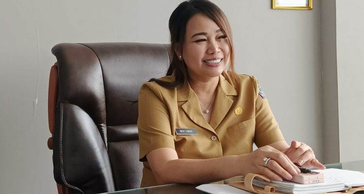 Kadis Pariwisata dr. Kartika Devi Tanos, MARS di ruang kerjanya, (foto : alternatif)