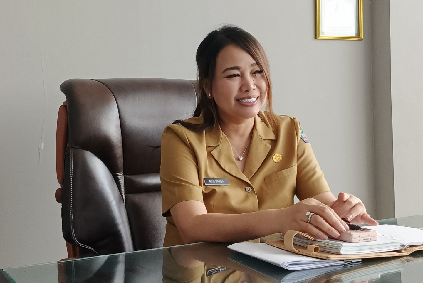 Kadis Pariwisata dr. Kartika Devi Tanos, MARS di ruang kerjanya, (foto : alternatif)
