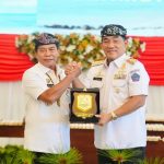 Dua Jenderal : Gubernur Sulut Mayjen TNI (Purn) Yulius Selvanus dan Gubernur Kaltara Brigjen Pol (Purn) Zainal Arifin Paliwang saat bertukar cinderamata