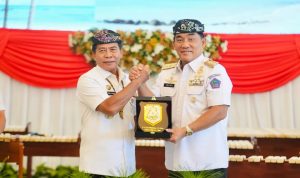 Dua Jenderal : Gubernur Sulut Mayjen TNI (Purn) Yulius Selvanus dan Gubernur Kaltara Brigjen Pol (Purn) Zainal Arifin Paliwang saat bertukar cinderamata