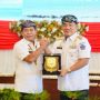 Dua Jenderal : Gubernur Sulut Mayjen TNI (Purn) Yulius Selvanus dan Gubernur Kaltara Brigjen Pol (Purn) Zainal Arifin Paliwang saat bertukar cinderamata