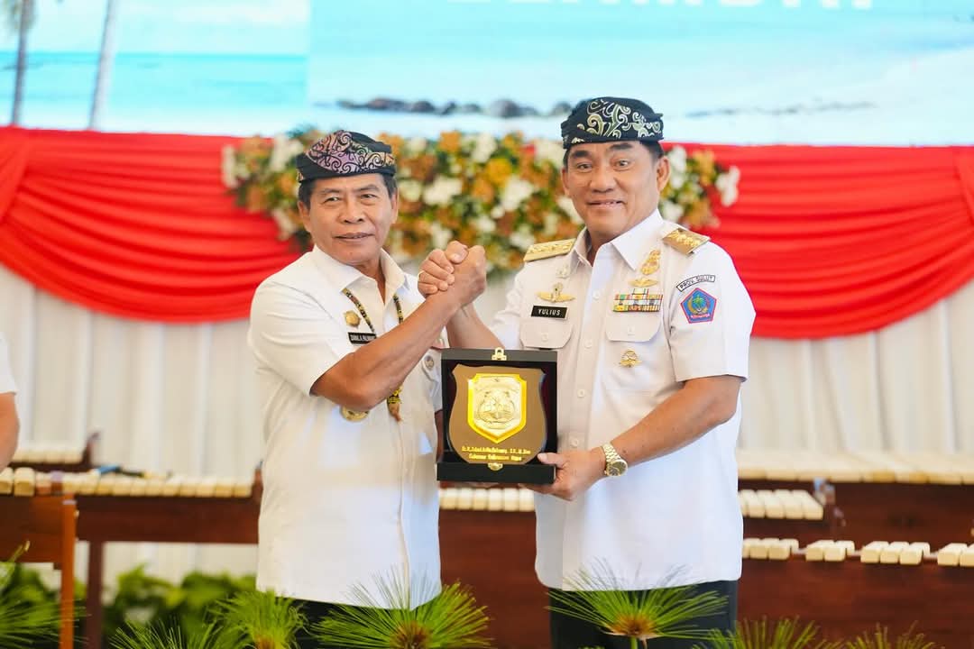 Dua Jenderal : Gubernur Sulut Mayjen TNI (Purn) Yulius Selvanus dan Gubernur Kaltara Brigjen Pol (Purn) Zainal Arifin Paliwang saat bertukar cinderamata