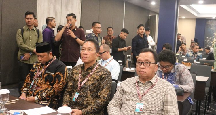Bupati FDW saat mengikuti Orientasi Organisasi Asosiasi Pemerintah Kabupaten Seluruh Indonesia (APKASI) di The Sentra Hotel Manado, (foto : ist)