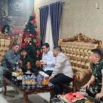 Wamendes Ahmad Riza Patria berdiskusi dengan Tonaas Wangko Ishak Tambani di kediaman Tonaas Wangko, Jumat (30/5/2025) (foto : istimewa)