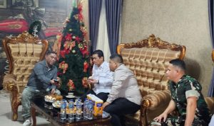 Wamendes Ahmad Riza Patria berdiskusi dengan Tonaas Wangko Ishak Tambani di kediaman Tonaas Wangko, Jumat (30/5/2025) (foto : istimewa)