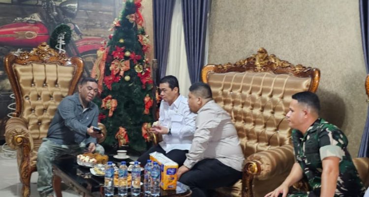 Wamendes Ahmad Riza Patria berdiskusi dengan Tonaas Wangko Ishak Tambani di kediaman Tonaas Wangko, Jumat (30/5/2025) (foto : istimewa)