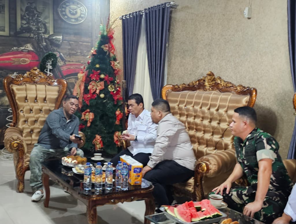 Wamendes Ahmad Riza Patria berdiskusi dengan Tonaas Wangko Ishak Tambani di kediaman Tonaas Wangko, Jumat (30/5/2025) (foto : istimewa)