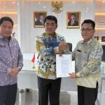 Gubernur Yulius didampingi Kaban BKD menyerahkan SK Plt Kadis Sosial kepada Andra Mawuntu, (foto : istimewa)