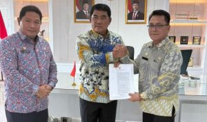 Gubernur Yulius didampingi Kaban BKD menyerahkan SK Plt Kadis Sosial kepada Andra Mawuntu, (foto : istimewa)