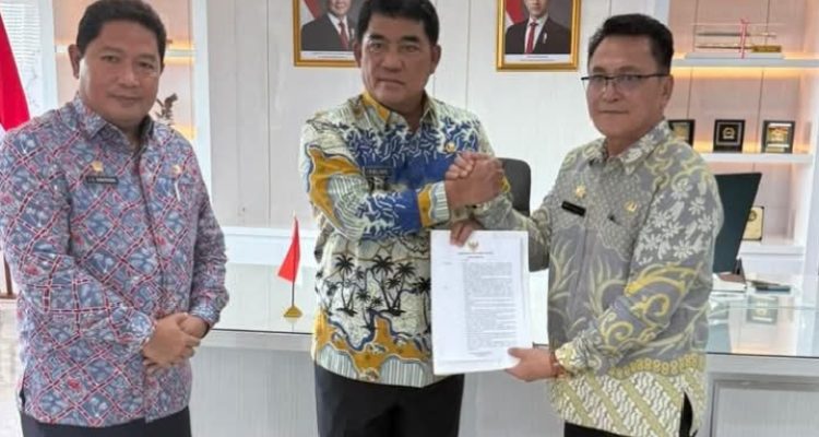 Gubernur Yulius didampingi Kaban BKD menyerahkan SK Plt Kadis Sosial kepada Andra Mawuntu, (foto : istimewa)